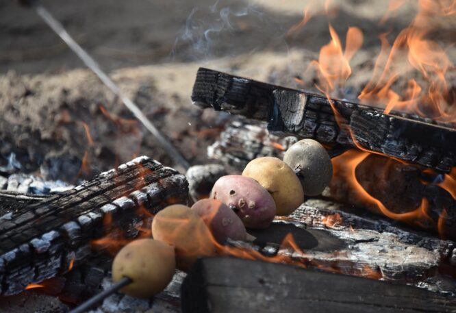 Kartoffeln am Spieß im Lagerfeuer