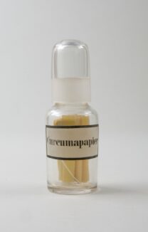 Flasche mit Aufschrift und Inhalt 