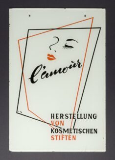Glasplatte mit Werbung für kosmetische Stifte 