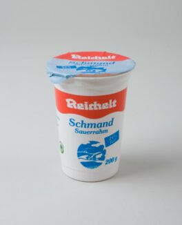 Schmand Sauerrahm-Becher der Firma 