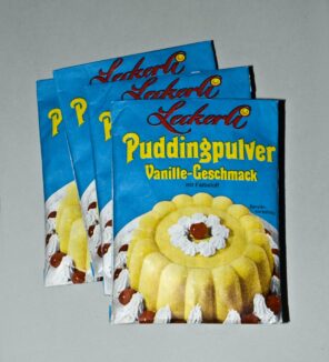Vier Puddingpulver-Tüten - Vanille-Geschmack der Marke 