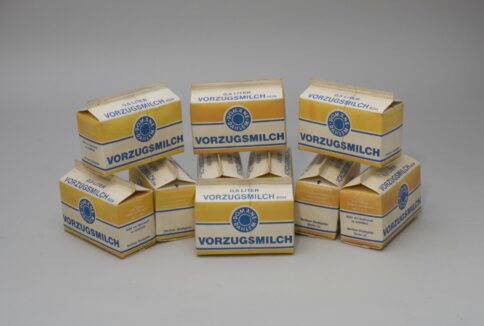 Zehn Verpackungen für Vorzugsmilch der Domäne Dahlem