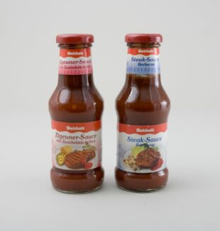 Zwei Flaschen mit Tomatensaucen der Firma 