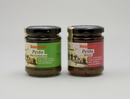 Zwei Gläser mit Pesto der Firma 