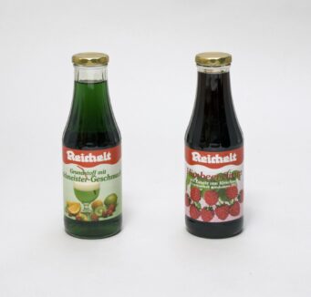 Zwei Sirup-Flaschen 